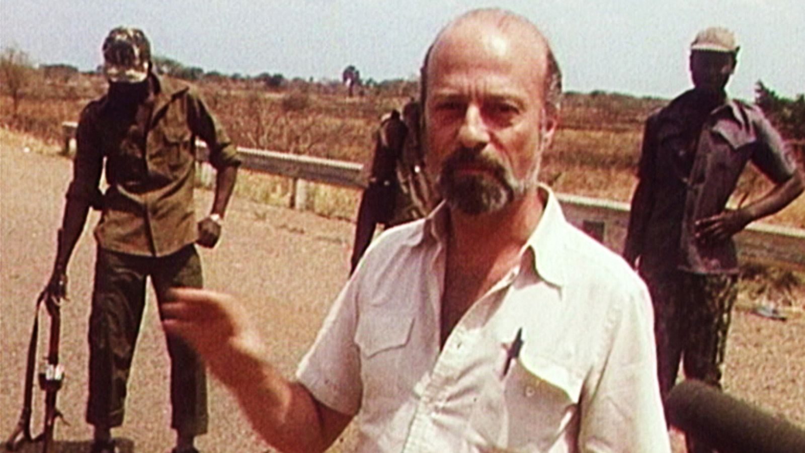 En 1986 la guerrilla ugandesa de Yoweri Museveni, comandante del ejército de resistencia, expulsa al ejército regular de Tito Okello, poniendo fin a un sangriento conflicto civil que empezó en 1981.