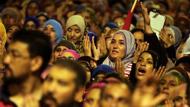 En Túnez miles de personas han salido a la calle para dar su apoyo al gobierno 