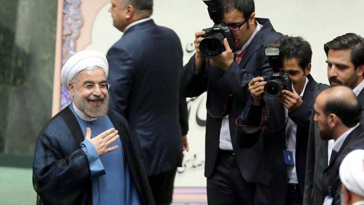 Rohani jura su cargo en Irán