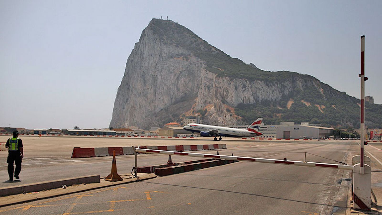 Informativo 24h: Bruselas mediará sobre el conflicto de Gibraltar mientras Cameron muestra su "seria preocupación" | RTVE Play