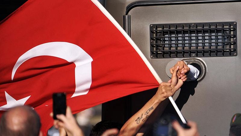 Condenan a cadena perpetua a un antiguo jefe del Ejército turco por liderar una trama golpista 