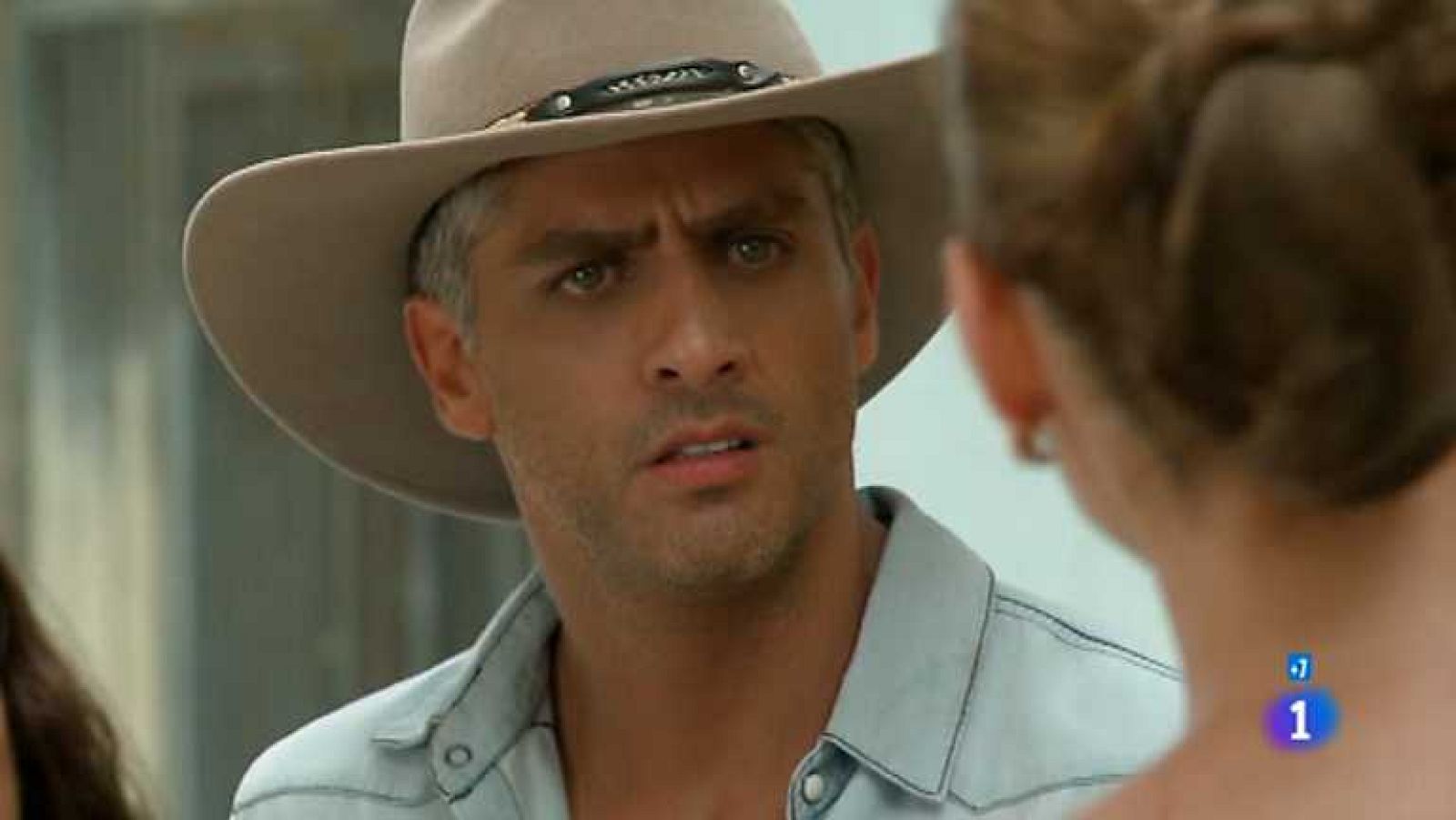 Las bandidas - Capítulo 40 - Alonso llega a su casa y se encuentra en ella a Malena. Ésta le provoca pero él la rechaz -  Ver ahora