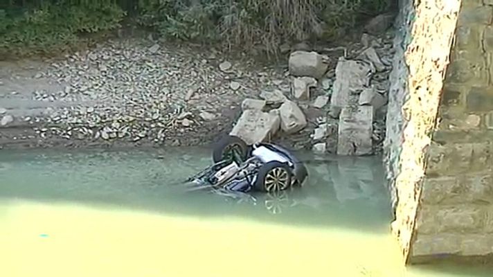 Telediario 1 - En Huesca una mujer y un niño mueren tras caer el coche en el que viajaban al embalse de La Peña