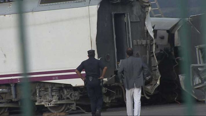 La policía científica y judicial vuelve a revisar los vagones del tren siniestrado
