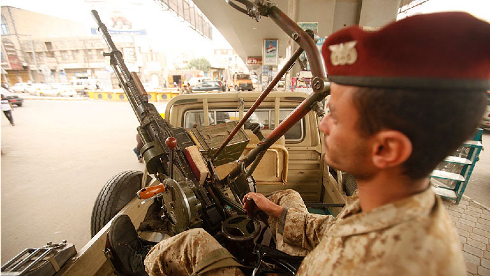  Estados Unidos ha pedido a sus ciudadanos que abandonen Yemen inmediatamente debido a una "grave amenaza terrorista" en el país árabe, una medida que sigue al cierre de embajadas en la región y una advertencia global.