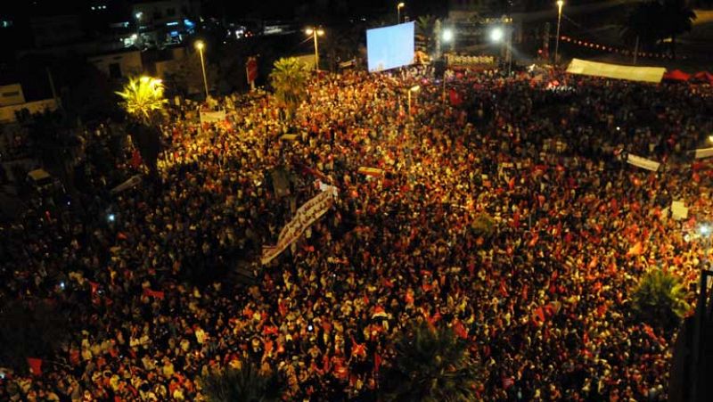 Decenas de miles de manifestantes exigen la dimisión del Gobierno de Túnez