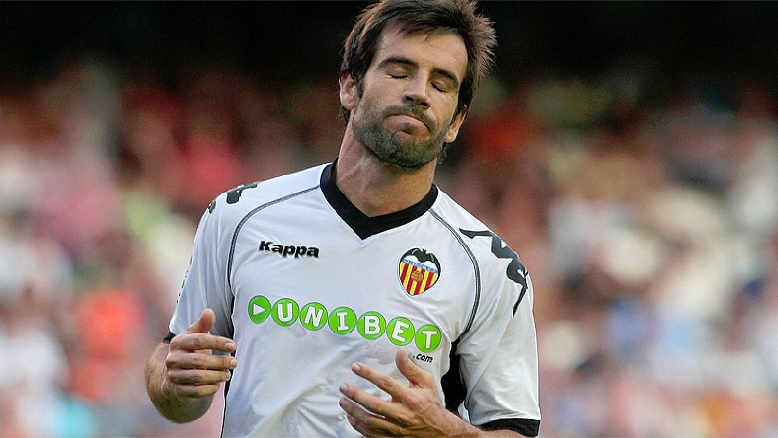 David Albelda ha decidido poner fin a su carrera deportiva después de que no fuera renovado por el Valencia y no le satisfacieran las ofertas recibidas para continuar en activo.