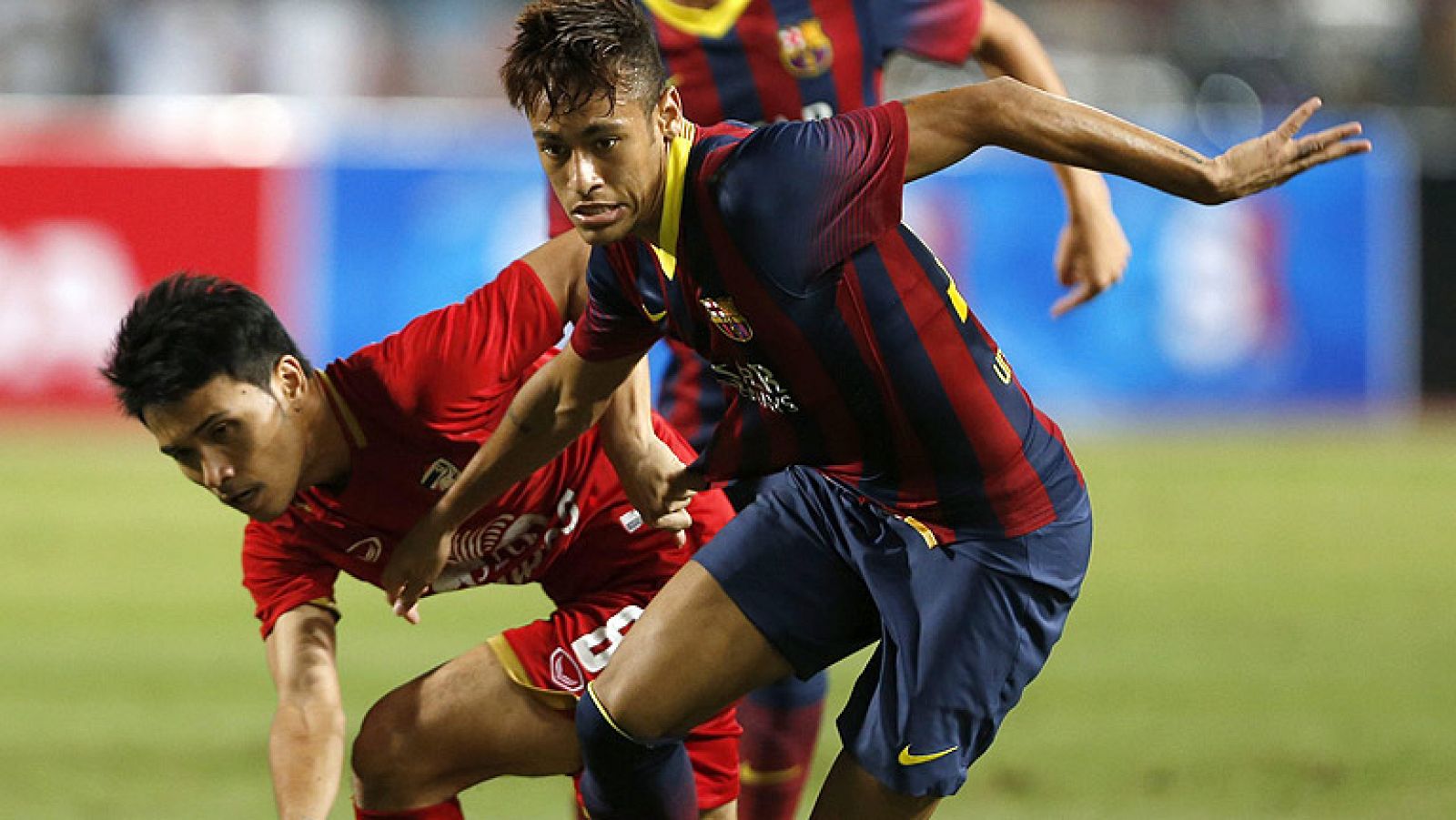 El nuevo jugador del Barcelona, Neymar Jr, ha estrenado su cuenta goleadora como azulgrana con un tanto en el amistoso del Barça contra Tailandia, en el que se ha impuesto el equipo español por 7-1.