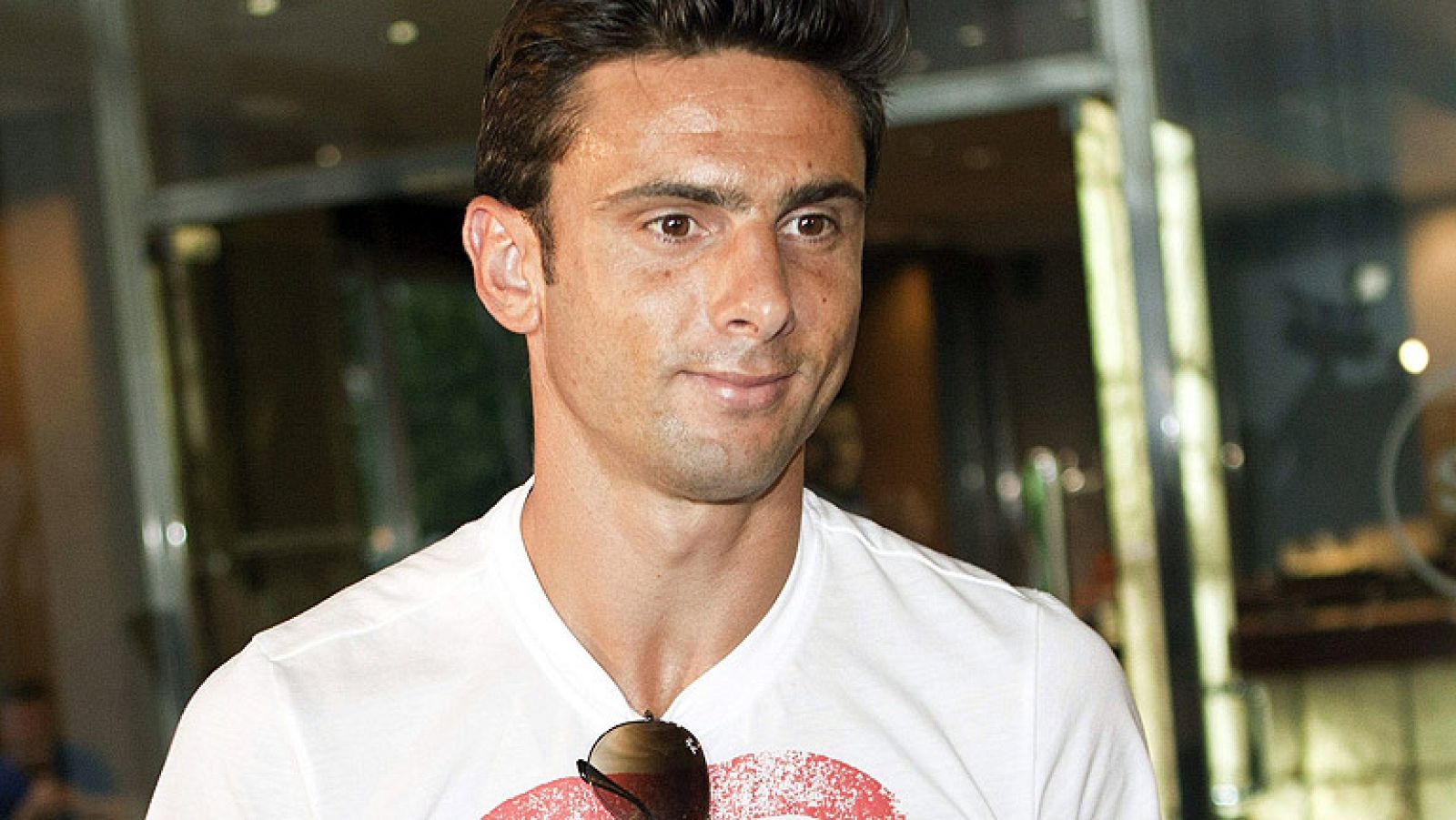 El Valencia ya tiene nuevo '9'. El portugués Helder Postiga ha llegado a Valencia para pasar el reconocimiento médico que le premitirá ser nuevo jugador 'ché'.