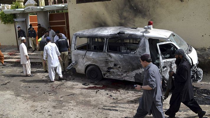 Mueren al menos 30 personas en Pakistán en un atentado suicida en el funeral de un Policía 