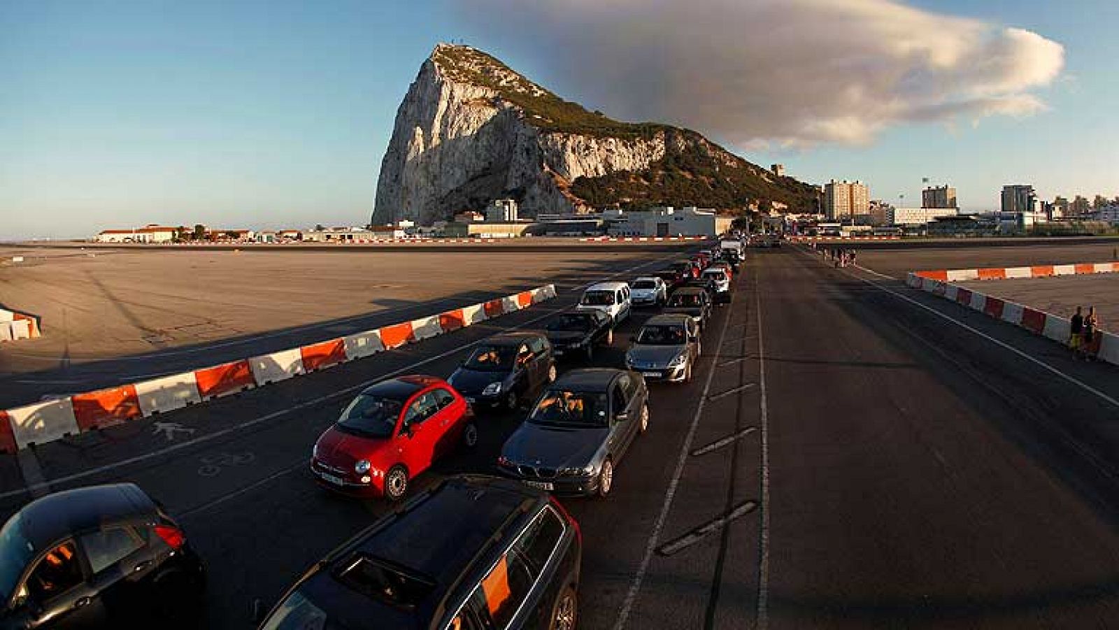 Telediario 1: Colas en el paso de Gibraltar | RTVE Play