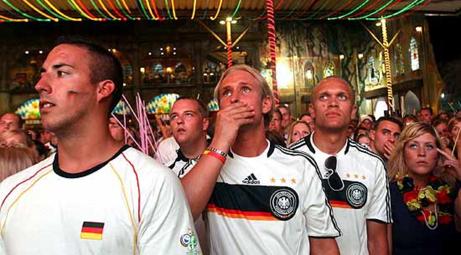  Los aficionados alemanes de vacaciones en Mallorca han sabido perder y se han unido a la fiesta de España. (30/06/08)