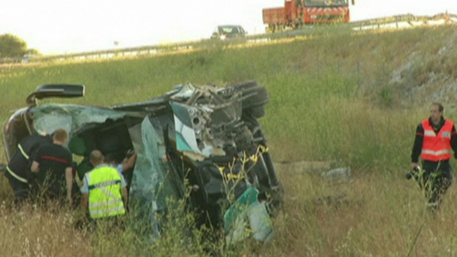 Informativo 24h: Una española muere en un accidente de autocar en Francia con más de 30 heridos | RTVE Play