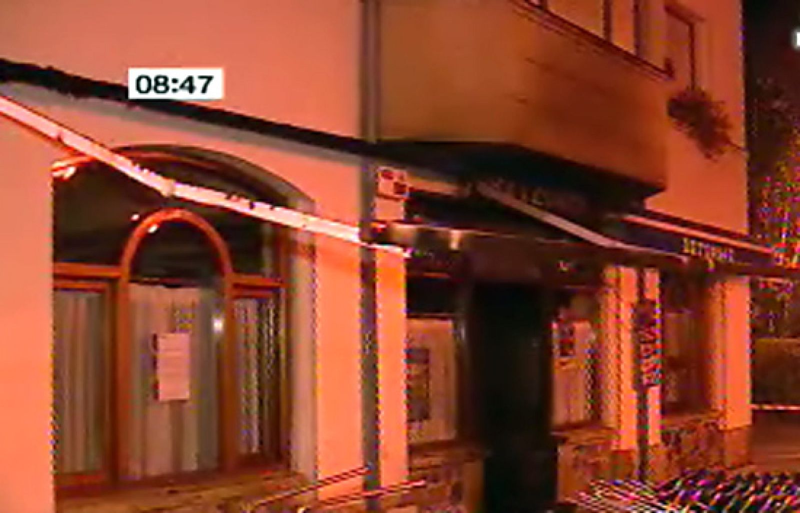 Un artefacto casero causa daños en la puerta y la fachada de la sede del PNV en Gordexola | Ver