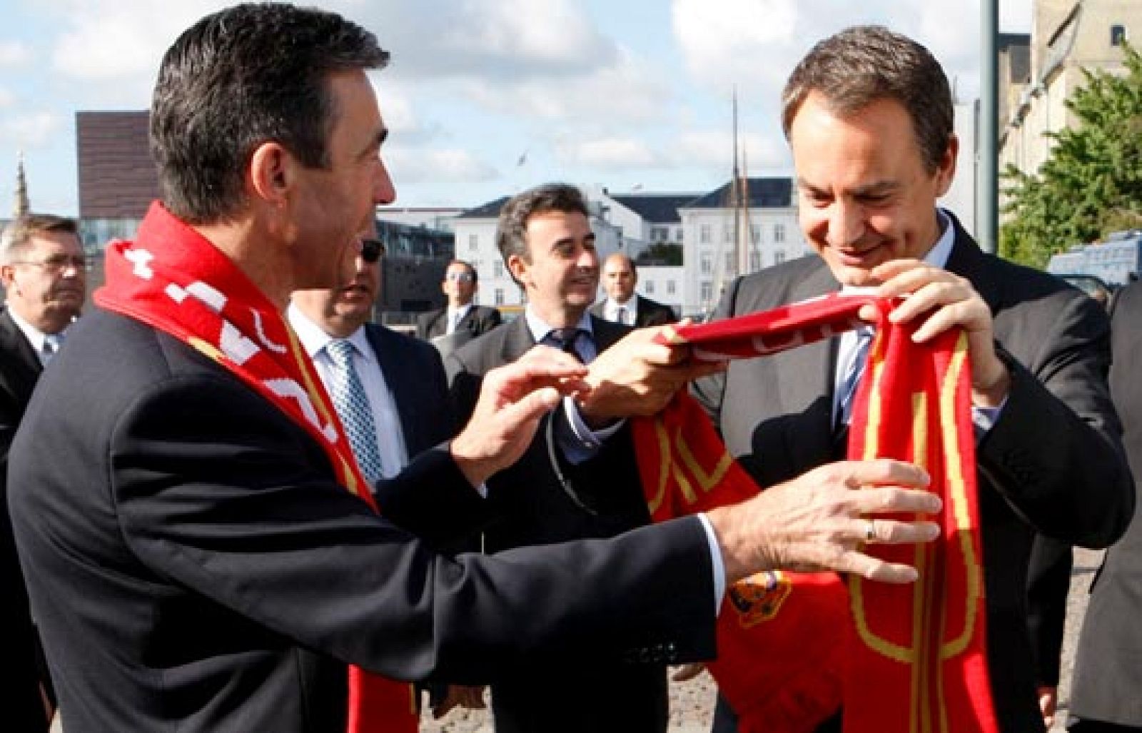 Zapatero es recibido con una bandera de españa por el primer ministro de Dinamarca.
