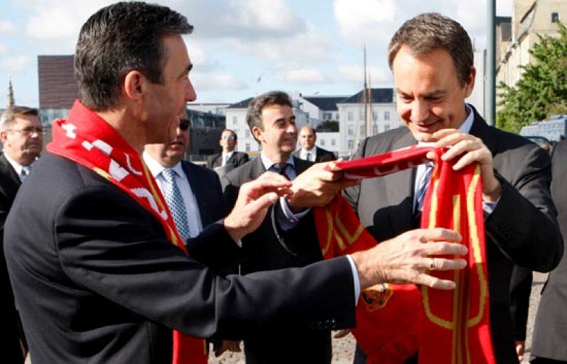 Zapatero es recibido con una bandera de españa por el primer ministro de Dinamarca.