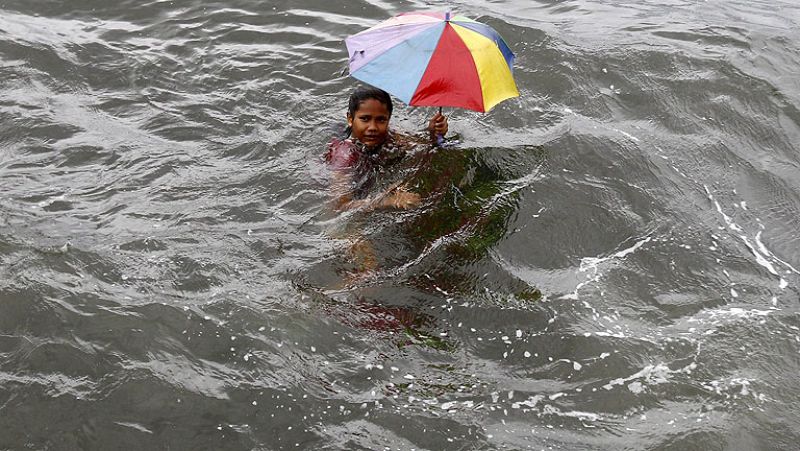 En Filipinas sigue la alerta por el tifón Utor, el más potente de la temporada. Al menos 23 pescadores se encuentran desaparecidos y se han registrado cuantiosos daños materiales en viviendas e infraestructuras. 