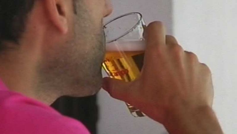 Los hijos de padres alcohólicos tienen cuatro veces más riesgo de caer en esa adicción