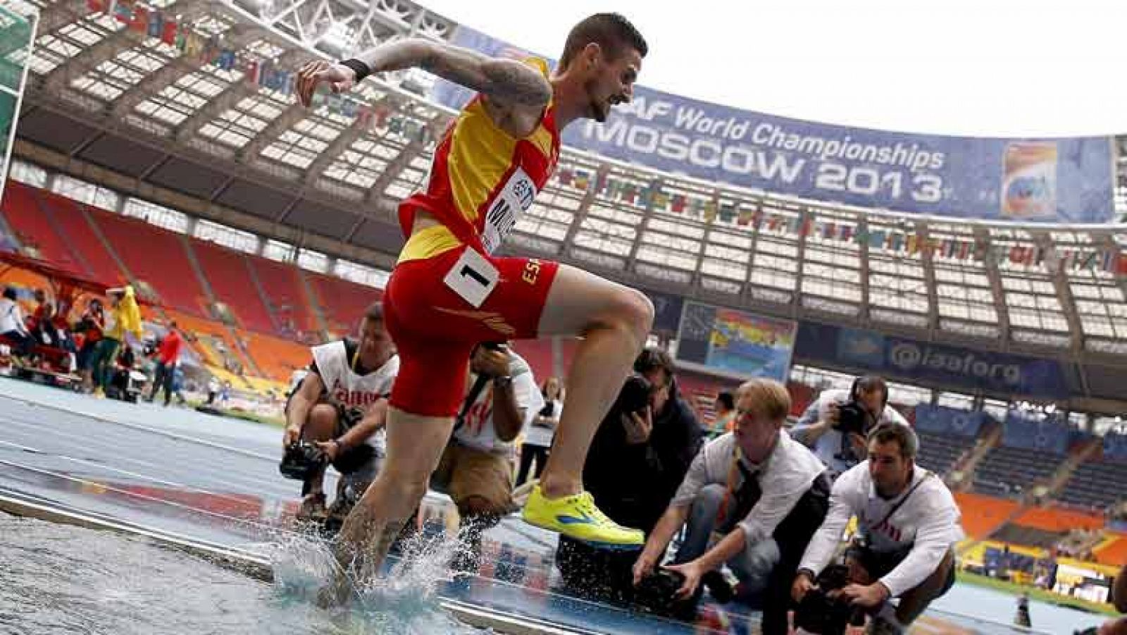 Ángel Mullera se ha metido en su primera final de 3.000 obstáculos. El gerundense fue noticia en los Juegos de Londres por unan suspensión provisional por dopaje que finalmente quedó anulada. Esta vez tratará de ser protagonista sobre el tartán con u