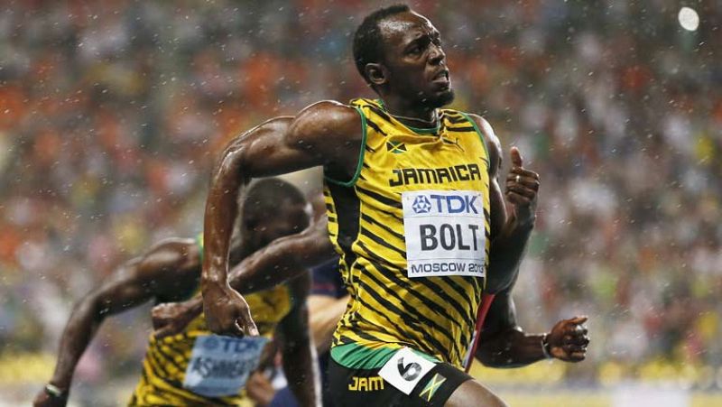 La película deportiva en el cine de verano era evidente...Corriendo bajo la lluvia..Protagonista absoluto: Usain Bolt, que llegó a la línea de salida con su paraguas invisible...Aunque como le pasa a Gene Kelly, enseguida le sobra.