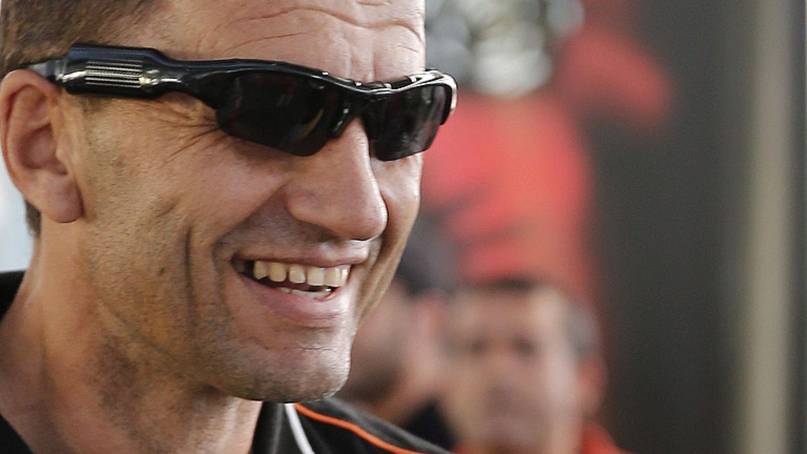 Subido a una excavadora y recordando viejos tiempos, el entrenador del Valencia, Miroslav Djukic, ha agradecido el apoyo de la afición de cara a la nueva temporada.