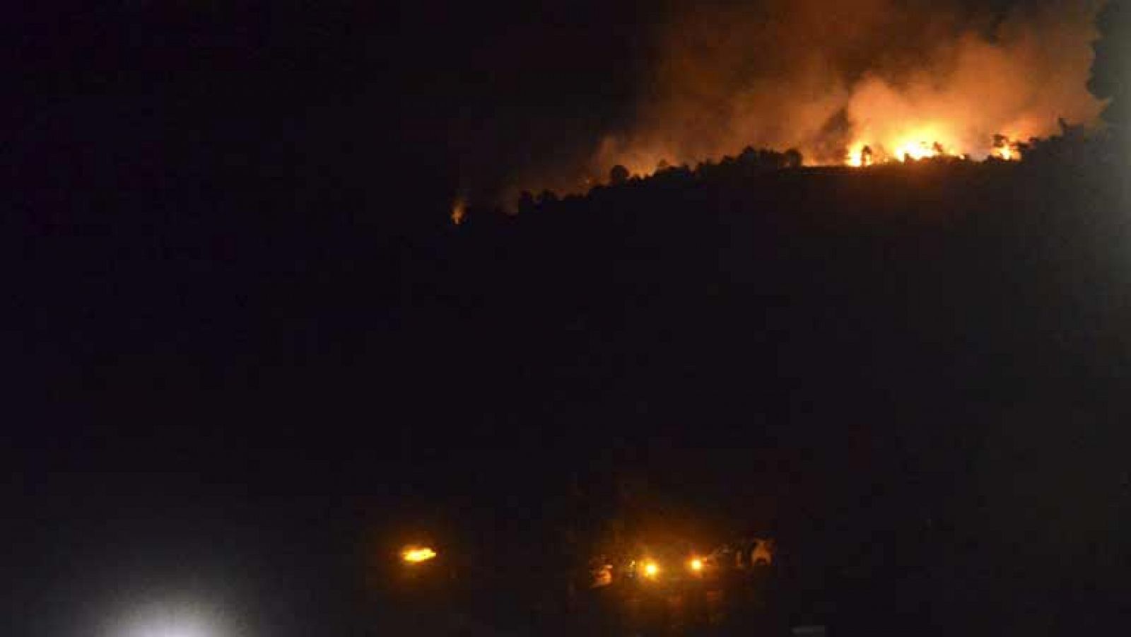 Informativo 24h: Cerca de 150 desalojados por un incendio en Las Hurdes, Cáceres | RTVE Play