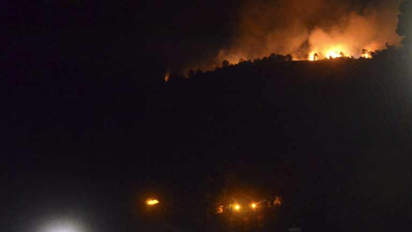 Cerca de 150 desalojados por un incendio en Las Hurdes, Cáceres