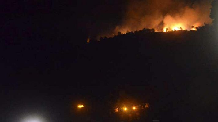 Cerca de 150 desalojados por un incendio en Las Hurdes, Cáceres