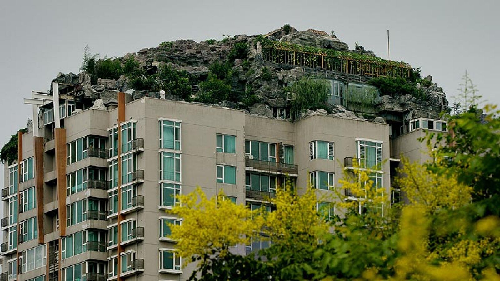 Ordenan derribar una lujosa residencia construida sobre un rascacielos en Pekín