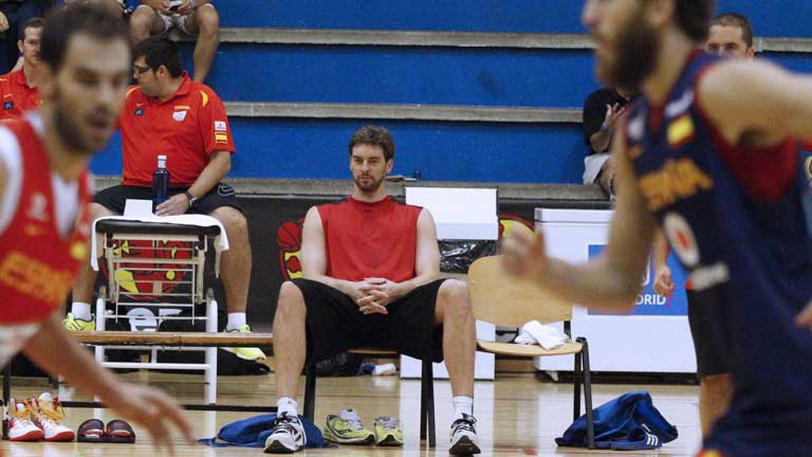 Quedamos con Pau Gasol en el gimnasio y le vemos con ganas de actividad. Hace 3 meses de la operación de los tendones de sus rodillas que han sido regenerados con células madre. Tras el parón hay que ponerse a punto y Pau emplea 6 horas entre aparato