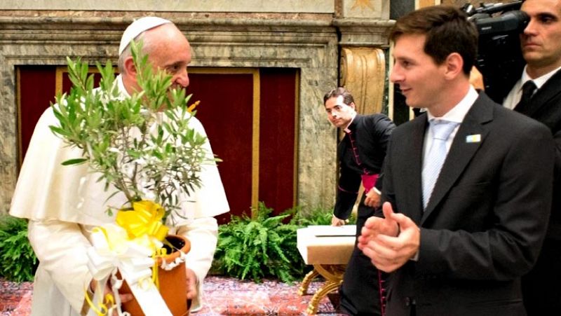 El papa Francisco, el primer pontífice argentino y latinoamericano de la historia, recibió hoy en audiencia privada en el Vaticano a las selecciones absolutas de fútbol de Italia y Argentina, que mañana disputarán en Roma un partido amistoso en su ho