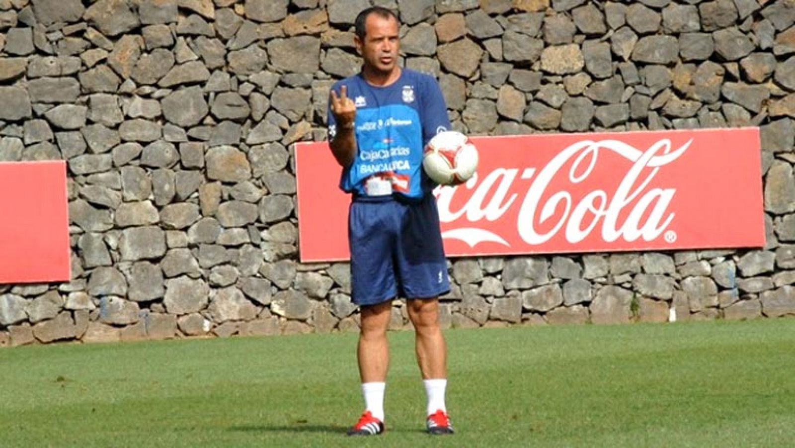 A falta de tres días para el comienzo de la Liga Adelante, el Alcorcón aún no sabe si jugará en Segunda División o sufrirá un descenso administrativo a Segunda B.  La inquietud por esta decisión la tiene también su primer rival liguero, el Tenerife,