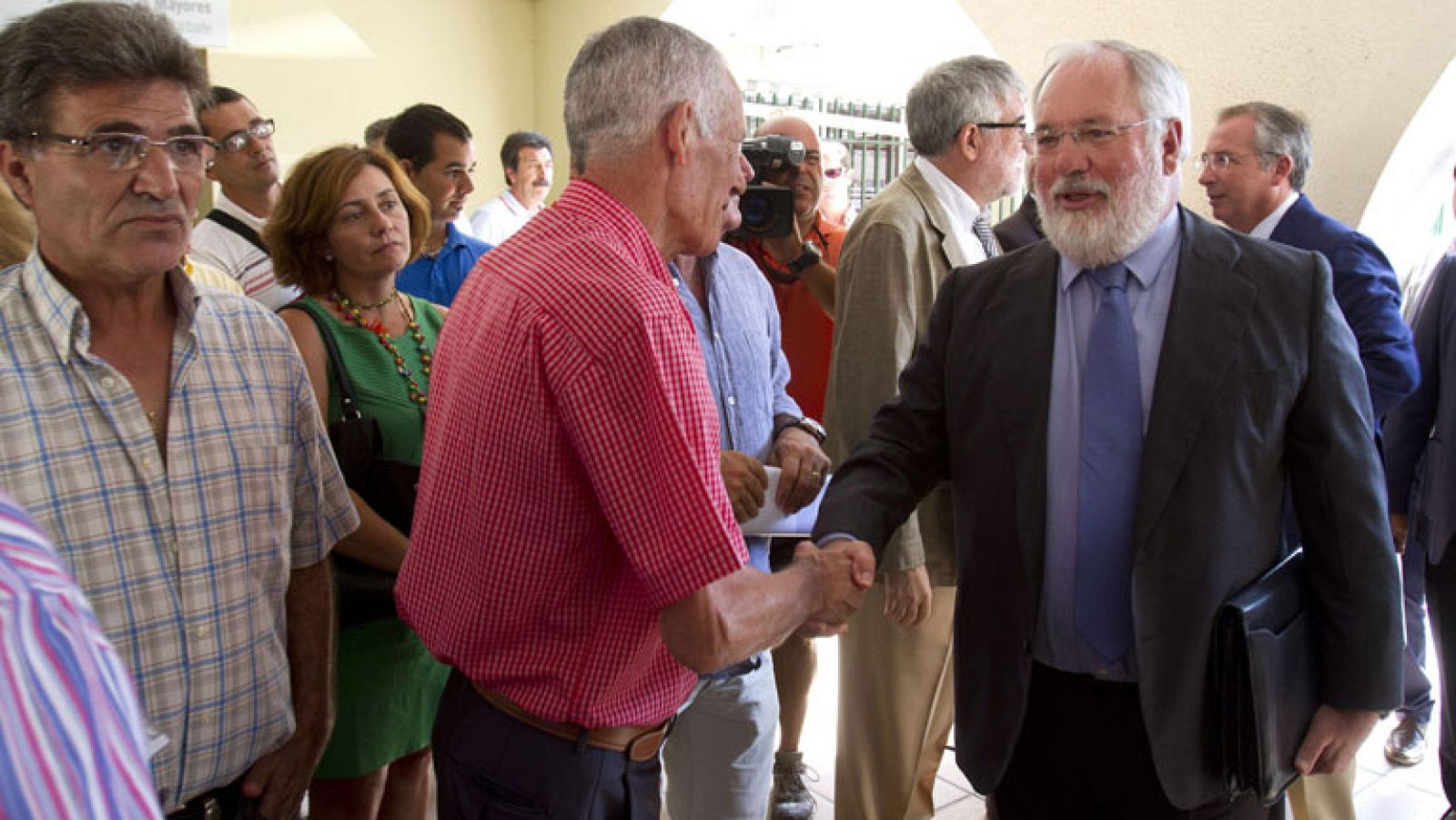 España quiere endurecer las sanciones contra las gasolineras flotantes en Gibraltar - La tarde en 24h | Ver