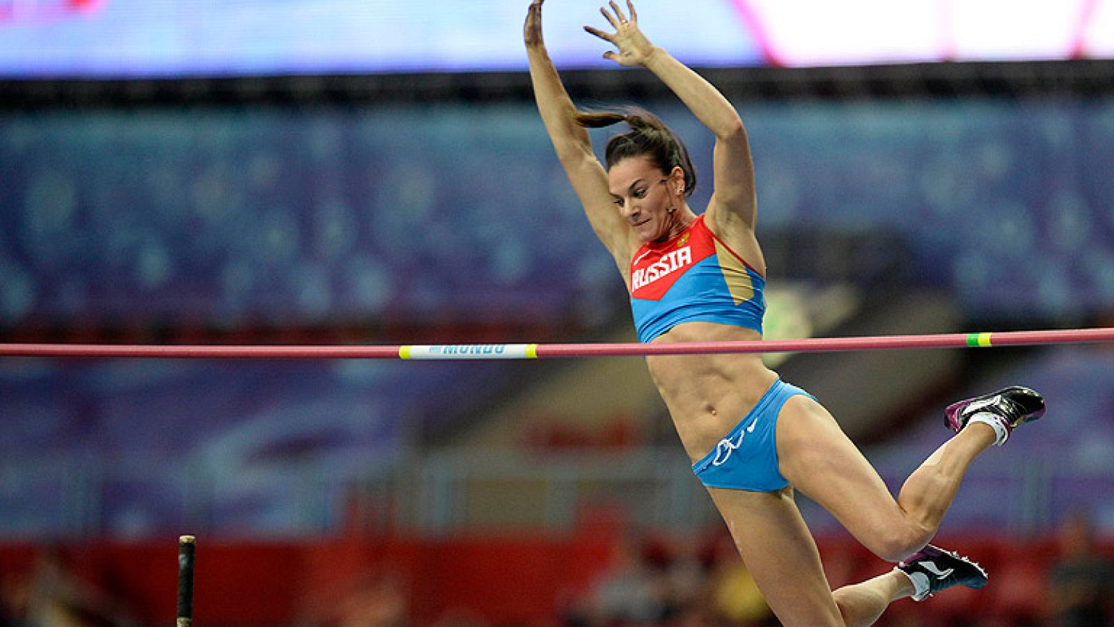 La saltadora rusa Yelena Isinbayeva se ha proclamado campeona del mundo en su despedida del deporte profesional con un salto de 4.89 metros.