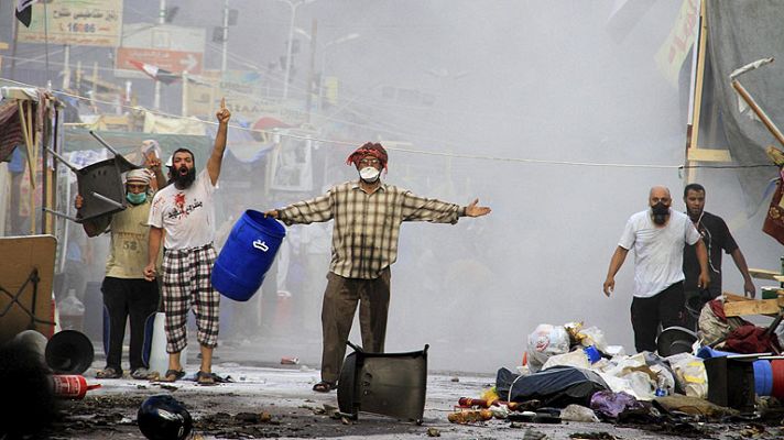 Los islamistas responden al desalojo policial con ataques a comisarias y protestas en las calles