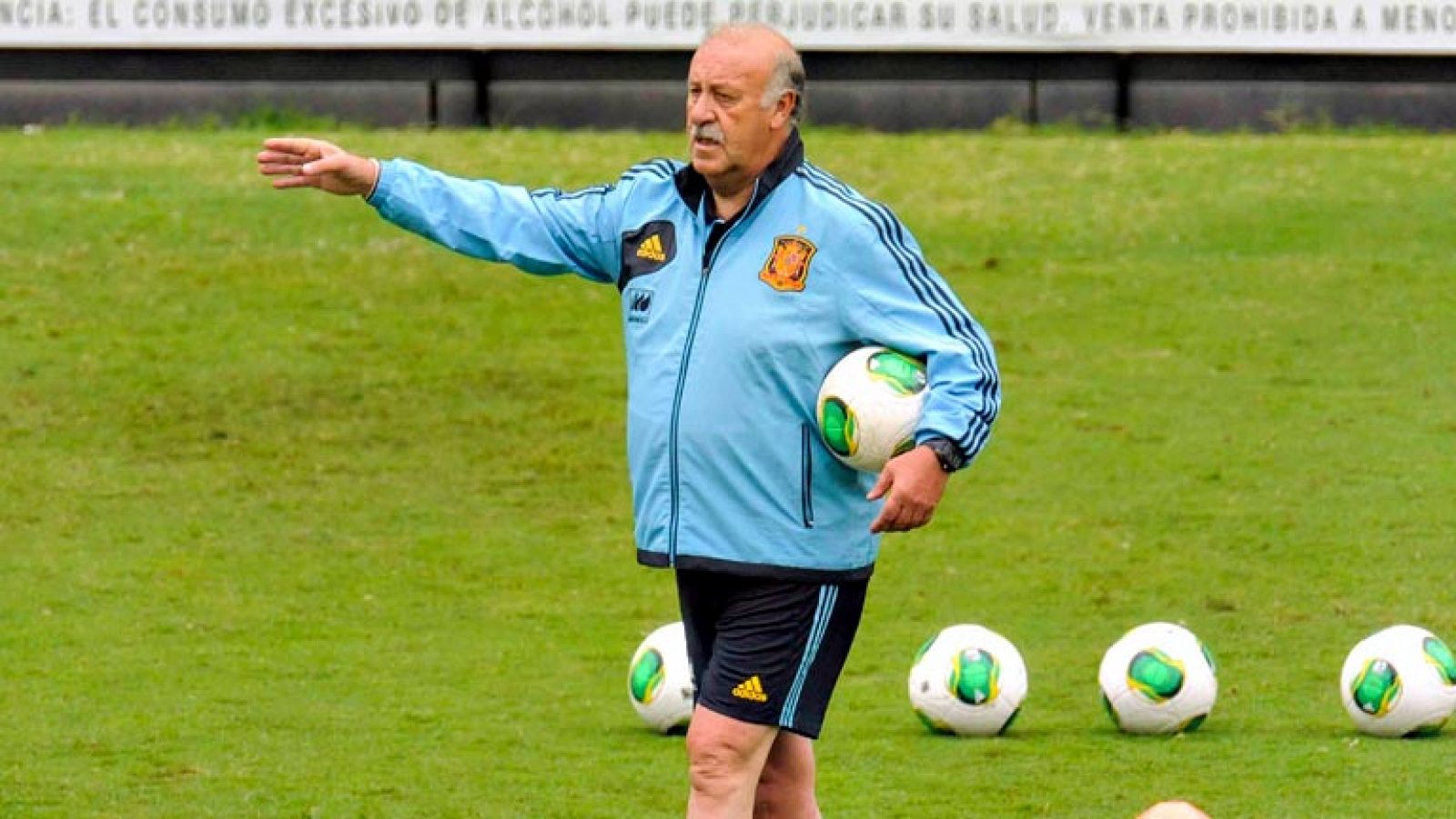 La selección española comienza una nueva etapa en el amistoso en Ecuador, el primero del nuevo curso, con un grupo renovado por Vicente del Bosque respecto a la Copa Confederaciones, para comenzar a probar nuevos jugadores con el próximo Mundial en m