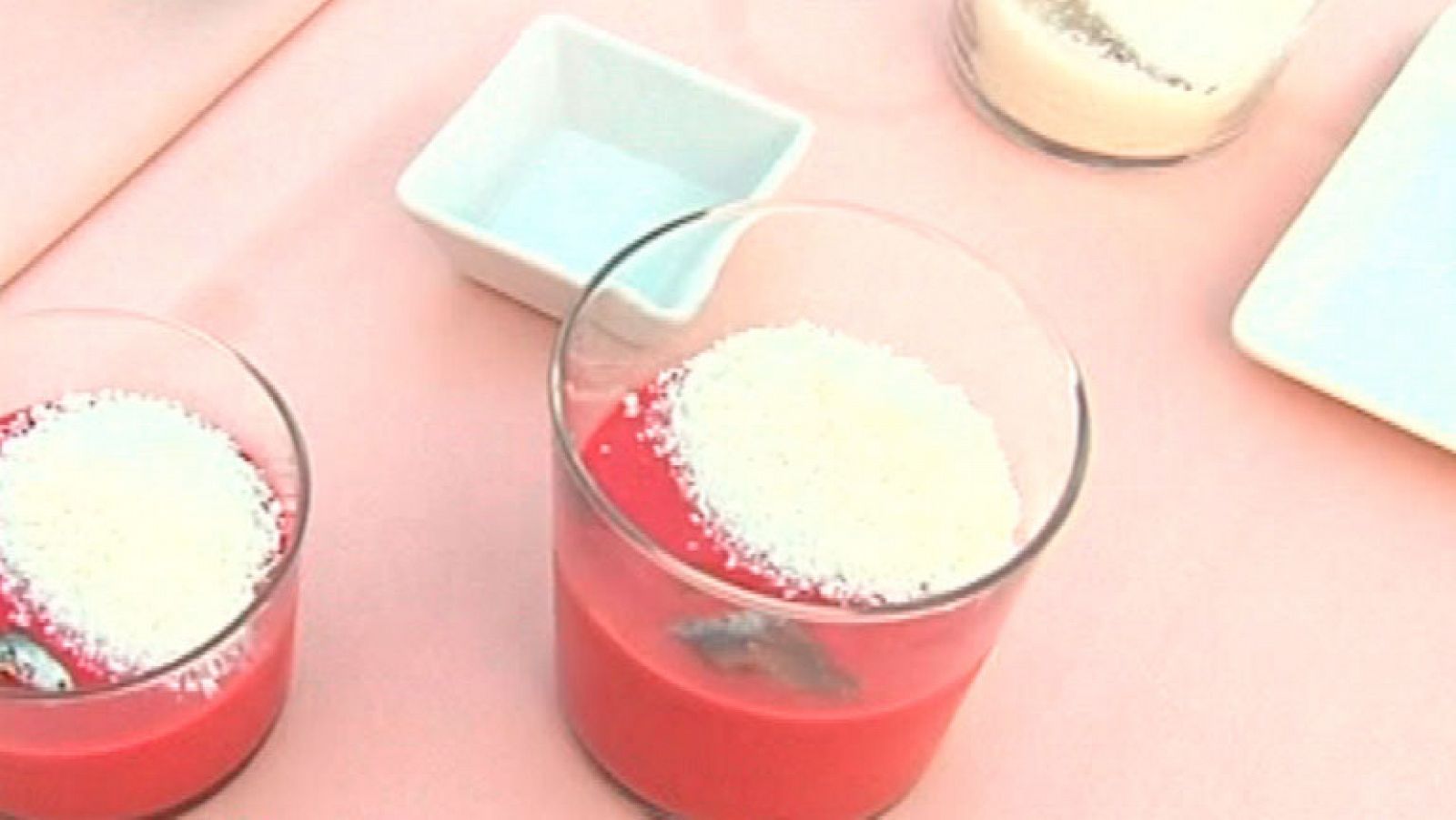 RTVE Cocina: Gazpacho cerezas con nieve de queso | RTVE Play