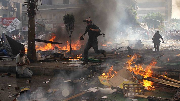 Egipto despierta en toque de queda tras la sangrienta jordana de disturbios