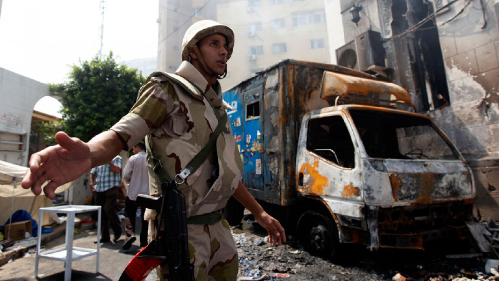 Telediario 1: Andrea, profesora en El Cairo, sigue los acontecimientos en Egipto encerrada en su casa | RTVE Play