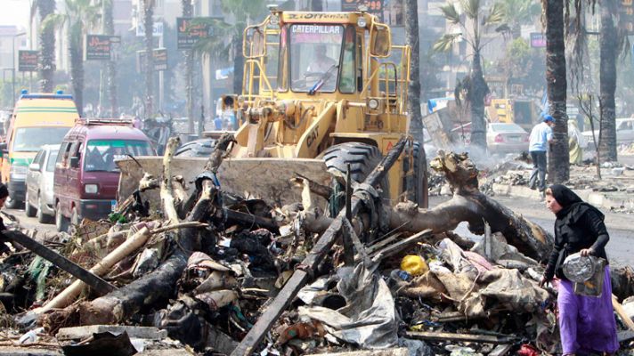 Las calles de El Cairo amanecen llenas de tanques y de controles