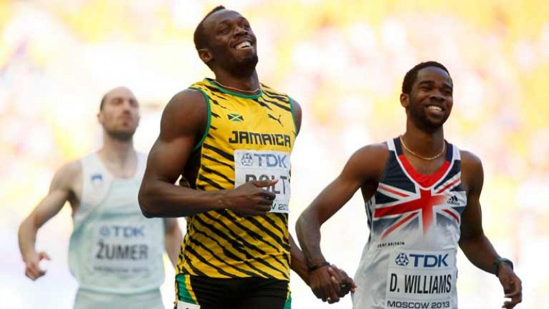 El velocista jamaicano Usain Bolt, que aspira a ganar en Moscú tres medallas de oro, ganó cómodamente la séptima y última carrera con 20.66. Tanto es así, que entró en la línea de meta riéndose.