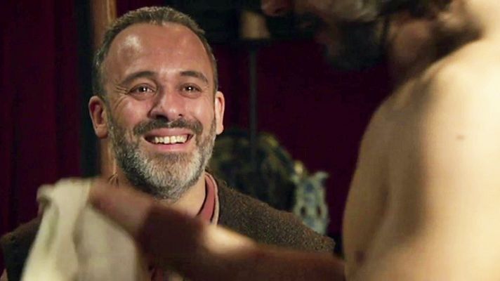 Águila Roja - Sátur feliz por la 'noche' del amo