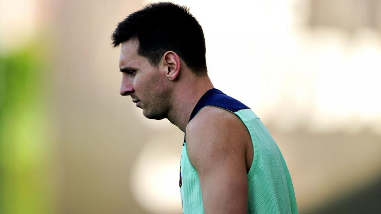 El delantero argentino Lionel Messi, el defensa brasileño Dani Alves y el portero Víctor Valdés se ha entrenado esta tarde al mismo ritmo que sus compañeros y podrán participar en el estreno liguero del Barcelona que se producirá ante el Levante, el