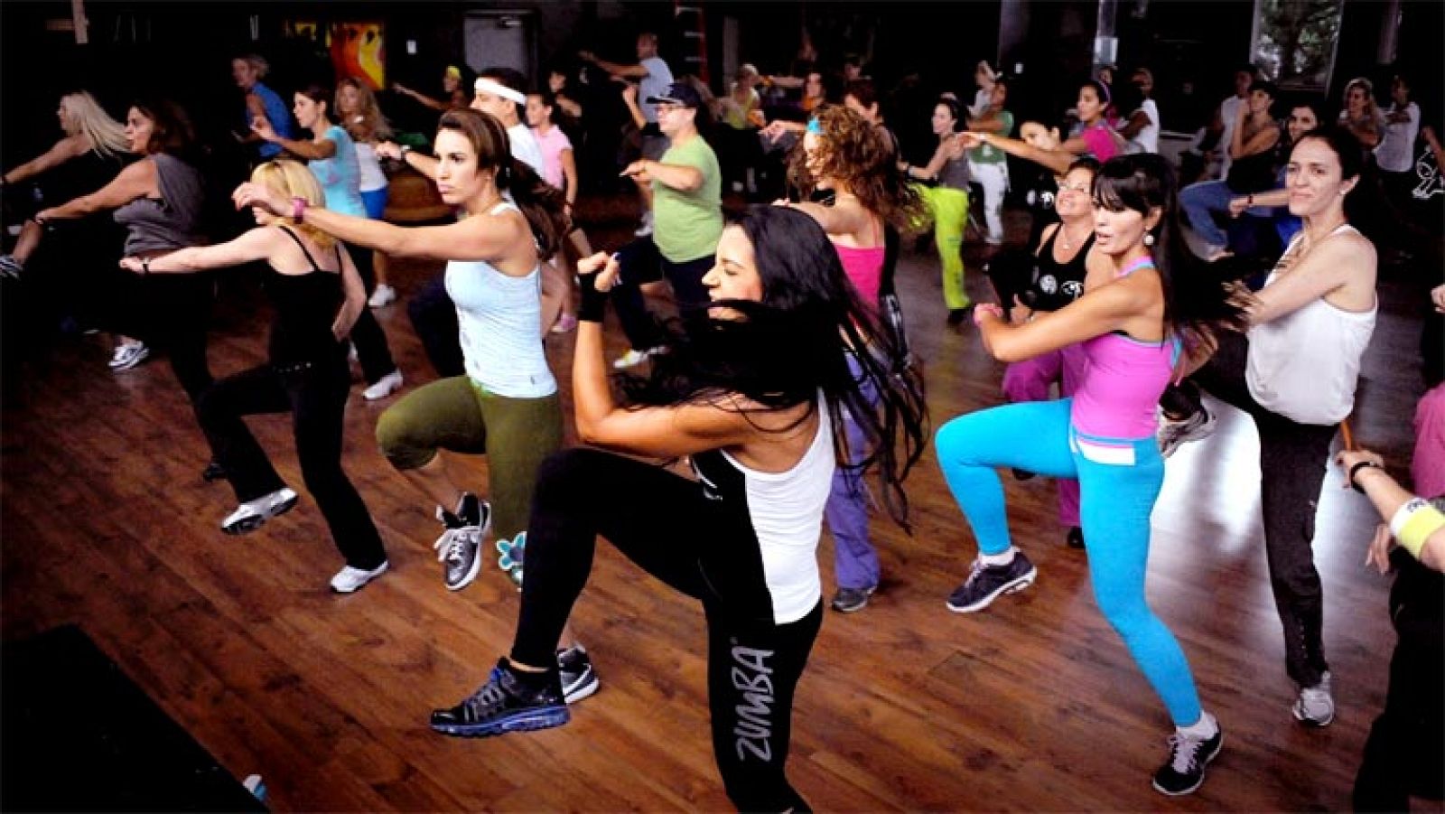 La mayor convención de zumba del mundo, en Colorado. Ocho mil personas bailando a la vez Zumba Fitness. Es el método de fitness que causa furor en el mundo con más de 14 millones de seguidores en 185 países. Lo mejor de todo es que en cada sesión de