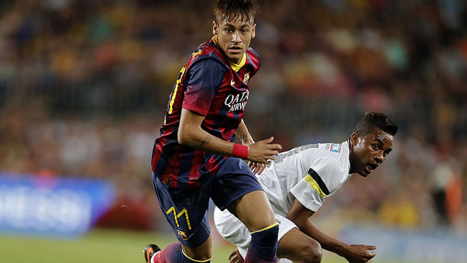 Todavía en pleno verano, el fútbol español regresa a la plena actividad con el comienzo del campeonato liguero este fin de semana. Barcelona y Real Madrid, parte, un año más, como los máximos favoritos al título.