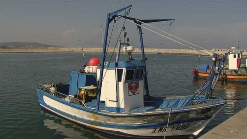 Barcos preparados en el Puerto de la Tunara para salir a protestar ante los bloques de hormigón
