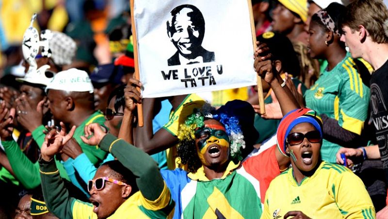 La selecciones de rugby de Sudáfrica y de Argentina se han enfrentado en Johannesburgo para animar a Nelson Mandela que sigue debatiéndose entre la vida y la muerte en un hospital.