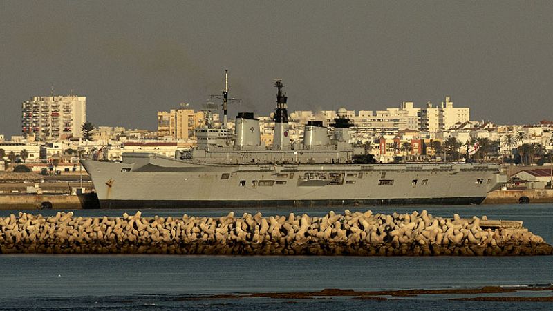 El buque insignia de la Armada británica llega a Rota en medio de las disputas sobre Gibraltar
