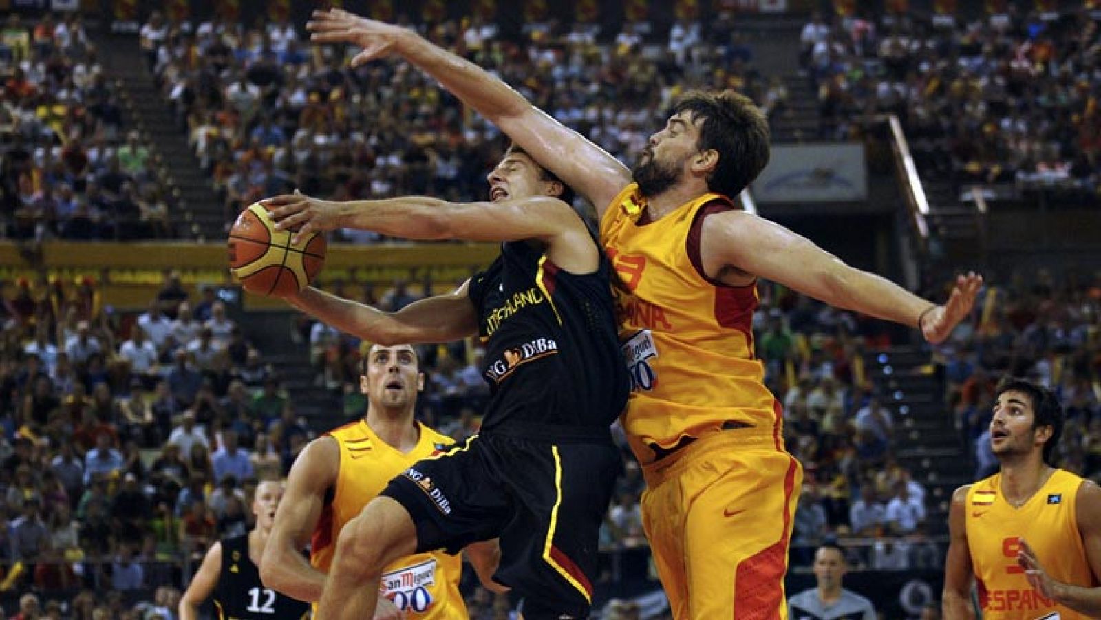 La selección española de baloncesto venció esta noche en el Coliseum a la alemana por una abultada ventaja (85-54) en una cita en la que el juego fue de menos a más, pero en la que los últimos instantes dejaron detalles para el recuerdo. El inicio de
