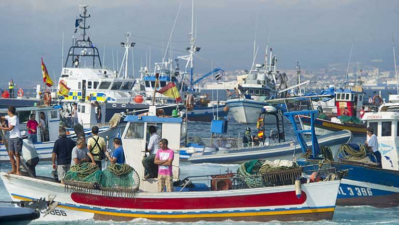 Barcos pesqueros españoles protestan frente a Gibraltar